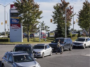 A long line of cars wait to get gas at the Petro Canada station at the Riverside Drive and Hunt Club Road in Ottawa. September 22, 2018.