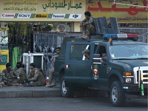 Iraqi security forces gather at Tahrir Square in central Baghdad on October 5, 2019 after a curfew was lifted following a day of violent protests. - The death toll from mass protests in Baghdad and cities across southern Iraq rose to 93 today as the unrest entered its fifth day, parliament's human rights commission said.