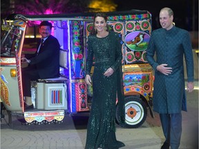 Britain's Prince William (R), Duke of Cambridge, and his wife Catherine, Duchess of Cambridge, arrive on a decorated auto-rickshaw to attend a reception in Islamabad on October 15, 2019. - Pakistani Prime Minister Imran Khan gave a warm welcome in Islamabad on October 15 to Britain's Prince William, the son of his late friend Princess Diana, who is on his first official trip to the country with his wife Kate. (Photo by Aamir QURESHI / AFP)