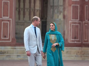 Britain's Prince William (L), Duke of Cambridge and his wife Britain's Catherine, Duchess of Cambridge visit the historical Badshahi mosque in Lahore on October 17, 2019.