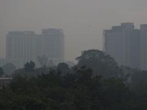 Buildings are seen covered in thick smog in New Delhi on November 7, 2019. - Police have arrested more than 80 farmers in a northern Indian state for starting some of the fires blamed for the new pollution crisis in New Delhi and other cities, officials said November 7.