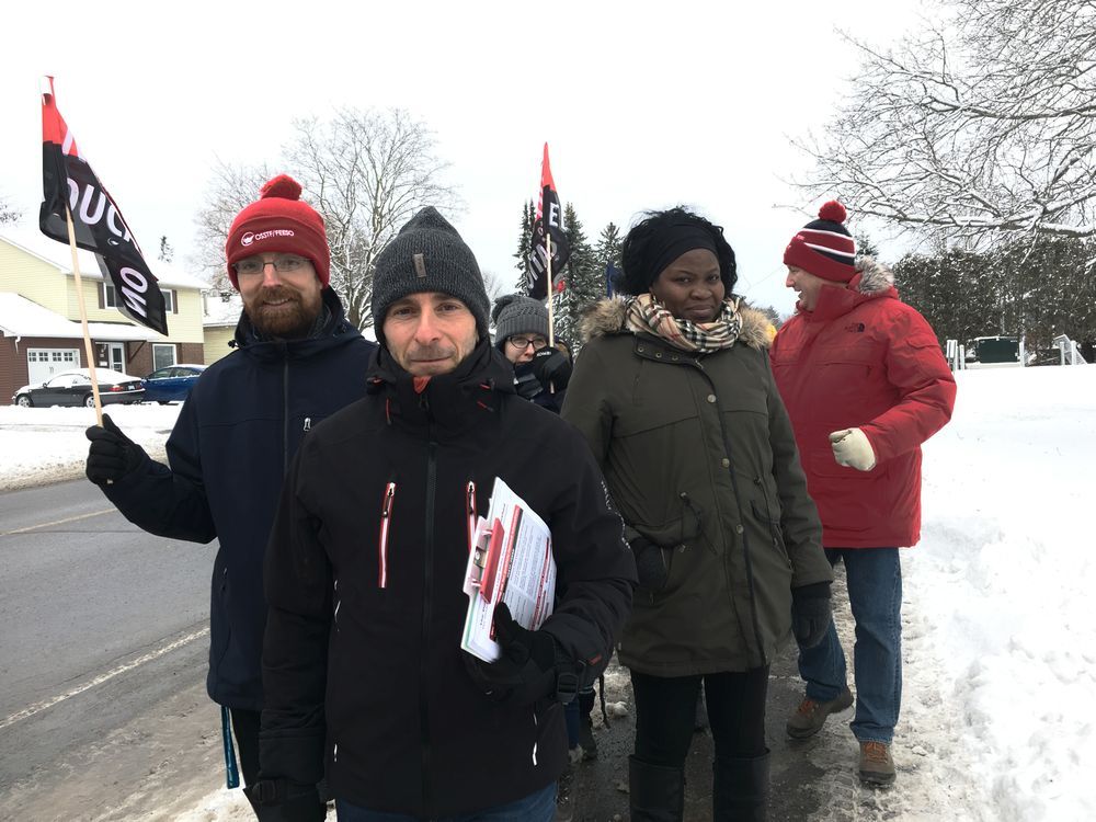 Education workers hold information pickets at Ottawa public high