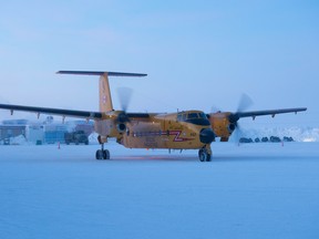 A CC-115 Buffalo aircraft from Canadian Forces Base (CFB) Comox, British Columbia prepares to take off during the Air Operations Survival Course in Resolute Bay, Nunavut on January 30, 2016.