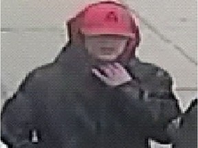 Image de surveillance d'un homme présumé par la police être Tyler Richard à la suite de l'incident de mars 2020.