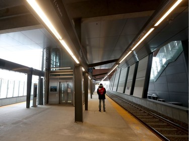 LRT stop during rush hour in Ottawa Thursday March 19, 2020. Tony Caldwell