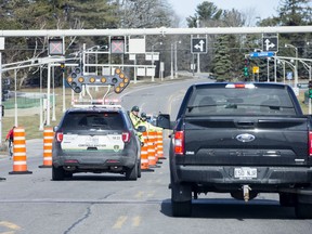 Contrôle routier Québec officers stop vehicles entering Quebec on the Champlain Bridge as road blocks continue on the Ottawa River bridges by various Quebec authorities as the province continues to try to curb unnecessary travel between Ottawa and Gatineau.