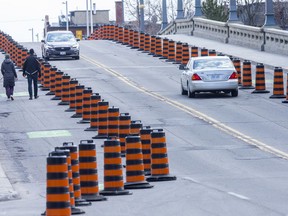 Lane closures on the Bank Street Bridge started Friday with the goal of allowing for more room for physical distancing by pedestrians on the neighbouring sidewalks.
