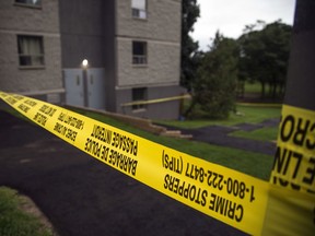 La police d'Ottawa sur les lieux de l'enquête sur l'homicide du chemin Richmond en 2020.