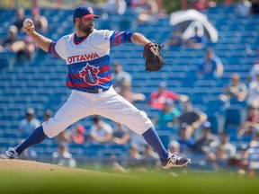 Éric Gagné pitches for the Ottawa Champions during a game against the Quebec Capitales.