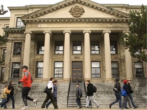 University of Ottawa of Tabaret Hall with students in photo.   (Bruno Schlumberger /Ottawa Citizen)     (For story by [     ]