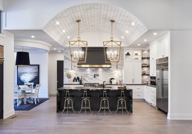 Custom kitchen, 251 sq. ft. or more, traditional, $75,001 and over, John Laurysen Memorial Trophy: Astro Design Centre