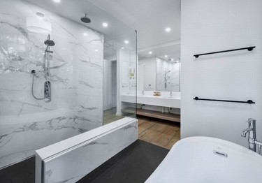 Custom bathroom, 101 sq. ft. or more, contemporary: Casa Verde Construction & Flynn Architect