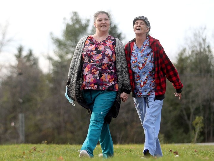  Amy Ayers and her mother Anna Dunham.