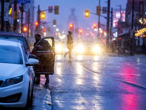 The snow started to fall in Ottawa in the late afternoon on Sunday, Nov. 22, 2020.