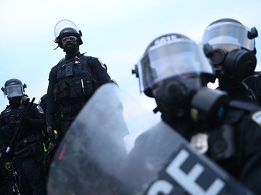 Police watch supporters of US President Donald Trump at the US Capitol in Washington, DC, on January 6, 2021. - Demonstrators breeched security and entered the Capitol as Congress debated the a 2020 presidential election Electoral Vote Certification. (Photo by Brendan SMIALOWSKI / AFP)