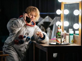 Sarah Jones as astronaut Tracy Stevens, clearly balancing spaceflight and fame in For All Mankind.