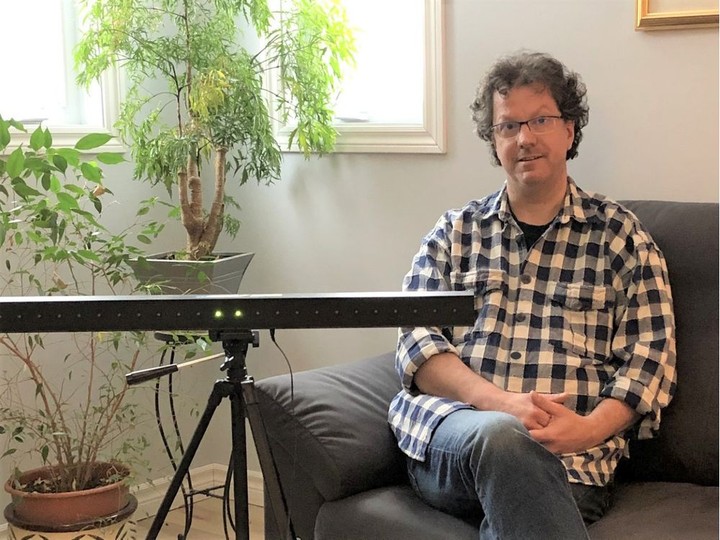  Dr. Philippe Gauvreau, a psychologist in the Outaouais, uses a horizontal light bar during EMDR therapy sessions to induce the eye movements. (Photo courtesy of Dr. Gauvreau)