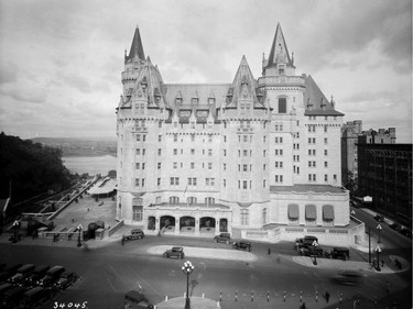Chateau Laurier Front façade, 1930s, after completion of the second phase of the project