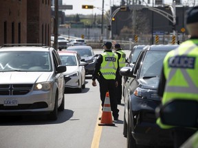 Gatineau police were out on the Chaudière bridge Saturday stopping Ontario drivers from entering Quebec without an essential reason.