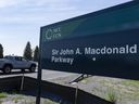 NCC mengganti nama Sir John A Macdonald Parkway.  Korporasi Crown mengatakan akan berkonsultasi dengan komunitas Pribumi dan sejarawan selama beberapa bulan ke depan dengan tujuan upacara penggantian nama pada bulan September pada Hari Kebenaran dan Rekonsiliasi Nasional. 