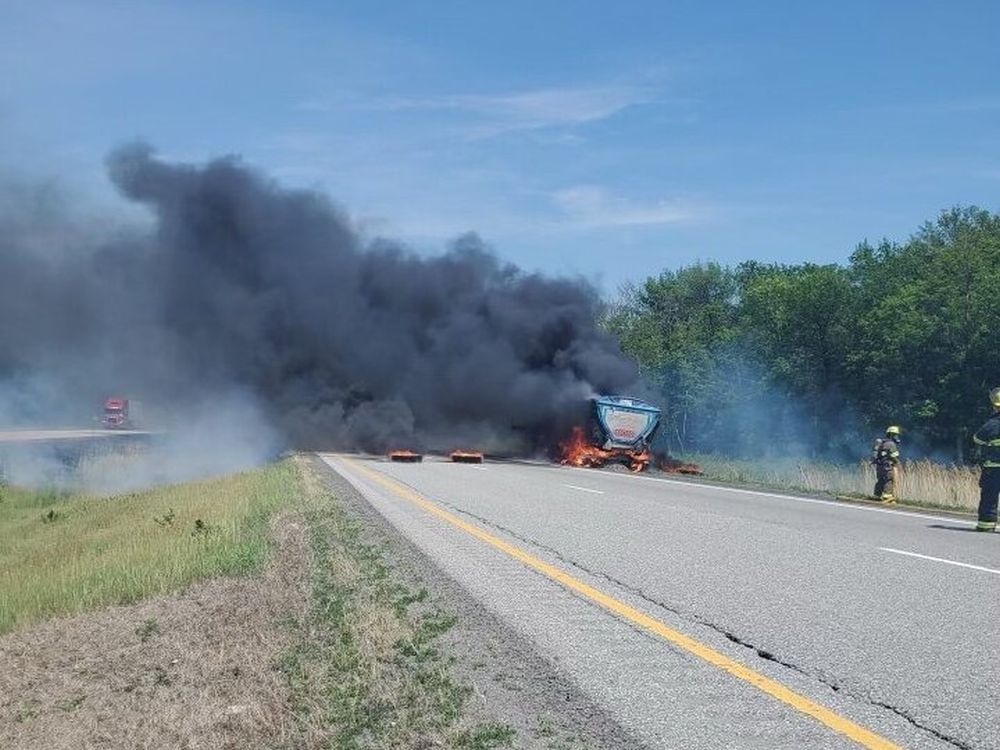 highway-401-closed-in-both-directions-following-tractor-trailer-fire