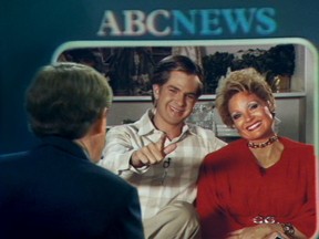 Andrew Garfield as "Jim Bakker" and Jessica Chastain as "Tammy Faye Bakker" in the film 'The eyes of Tammy Faye'.