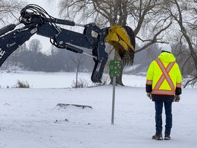 Die Besatzungen der Stadt Ottawa haben am Dienstag Schilder entfernt.