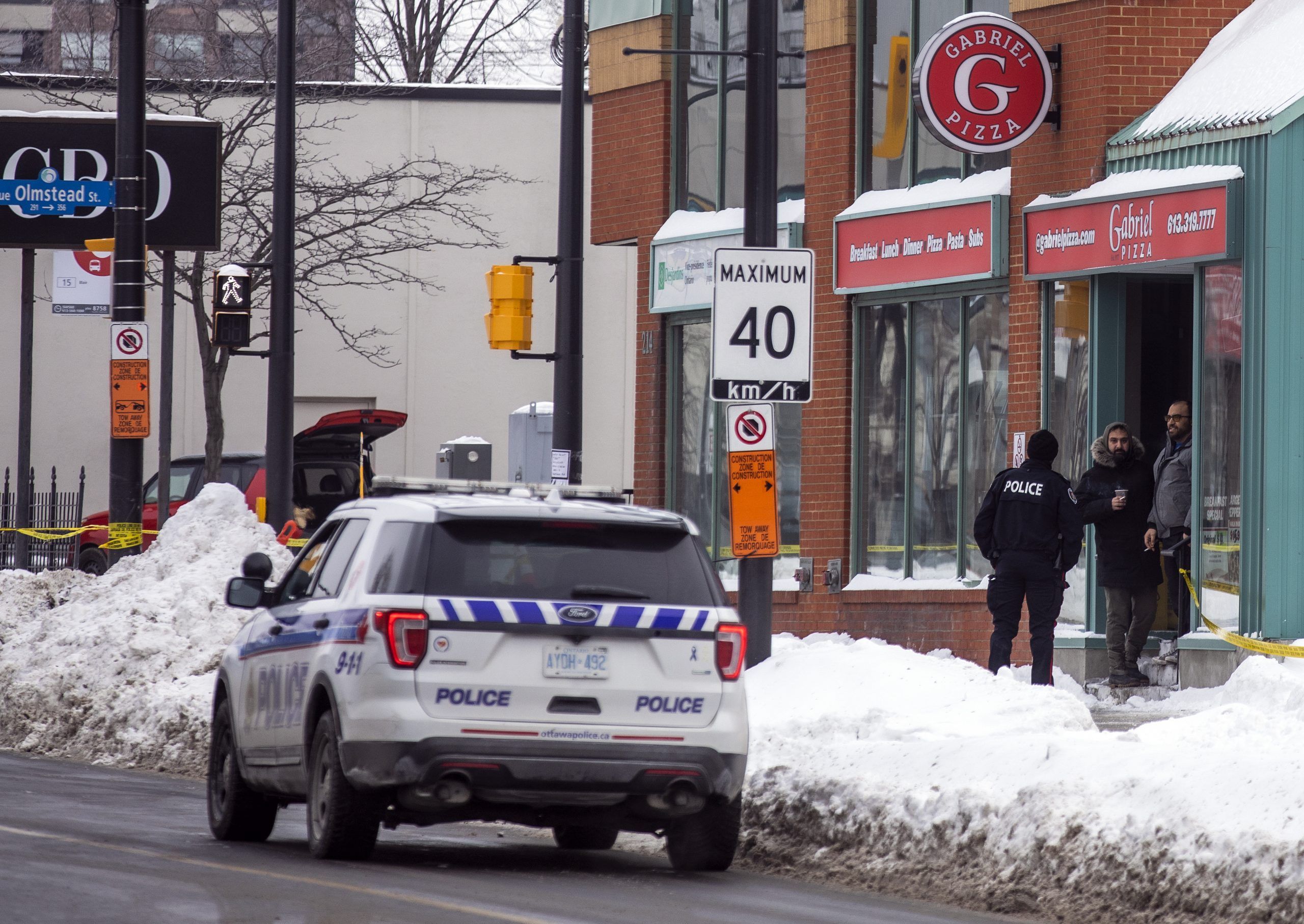 The Ottawa police's homicide unit is investigating after a man died in a stabbing early Saturday morning on Montreal Road in Vanier.