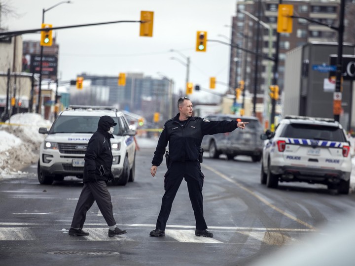  The Ottawa police’s homicide unit is investigating after a man died in a stabbing early Saturday morning in Vanier.