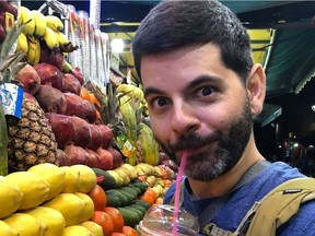 Jonathan B. Roy dans un marché de Marrakech, première étape de son année de vie libre sur Airbnb