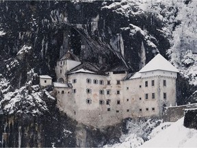 L'incroyable château de Predjama en Slovénie. Il a commencé à être construit au 13ème siècle, directement sur une paroi rocheuse massive et sous une pierre protectrice en surplomb. Son propriétaire le plus connu, Érasme de Lueg, s'y réfugia au XVe siècle après avoir tué en duel un parent de Frédéric III, empereur du Saint Empire romain germanique. La légende raconte que l'un de ses hommes le trahit, signalant le moment où Erasme se trouvait à la dépendance, le seul endroit séparé de la forteresse et que l'on aperçoit à gauche du château sur la photo. Un coup de canon bien placé l'emporte. Photo publiée avec l'aimable autorisation d'Instagram/ @jonathanbroy