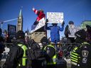 Demonstranten versammelten sich um den Parliament Hill und den Kern der Innenstadt für den Freedom Convoy-Protest, der am Sonntag, den 30. Januar 2022 von verschiedenen Orten in ganz Kanada aus seinen Weg fand. 