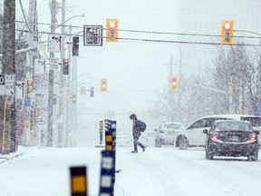OTTAWA Traffic and pedestrians made their way along O'Connor Street as Ottawa was blanket with snow, Saturday, Dec. 4, 2021. 

ASHLEY FRASER, POSTMEDIA