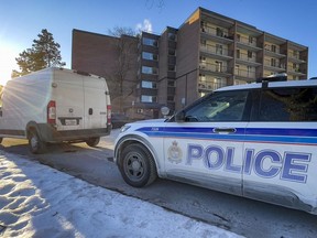Deux véhicules du Service de police d'Ottawa se trouvent à l'extérieur d'un immeuble d'appartements au 2080, chemin Russell, où il y a eu un homicide apparent.  Lundi 3 janvier 2022