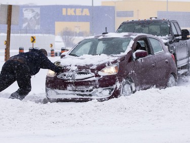 OTTAWA -- A good Samaritan helps a driver stuck in the snow on Pinecrest Road on Monday, Jan. 17, 2022