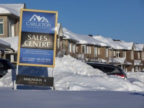 Im Jahr 2018 betrug der durchschnittliche Verkaufspreis eines Wiederverkaufs-Einfamilienhauses in Carleton Place laut Zahlen des Ottawa Real Estate Board 348.938 $.  Im Jahr 2019 betrug er 388.943 US-Dollar und stieg dann mit der Pandemie auf 466.847 US-Dollar im Jahr 2020. Im vergangenen Jahr lag der Durchschnittspreis bei 598.163 US-Dollar.