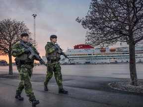 Soldiers from Gotland's regiment patrol in Visby harbor on January 13, 2022. - Russia's mobilization at Ukraine's border and the rougher tone between Russia and NATO have led the Swedish defense to increase its visible activities, including on Gotland in eastern Sweden.