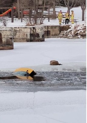 Ein Fahrzeug fuhr am Sonntag, den 16. Januar 2022, durch das Eis auf dem Rideau River. Twitter/MDT Polizei von Ottawa
