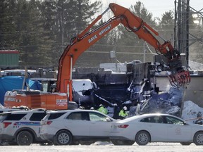 OTTAWA – 18. Januar 2022 – Notfallteams arbeiten am Dienstagmorgen bei Eastway Tank in Ottawa.