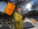Reporter Postmedia Kelly Egan dengan sekop saljunya di luar rumahnya di Ottawa, Jumat. 