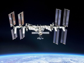 Ein Aktenfoto der Internationalen Raumstation aus dem Jahr 2018, fotografiert von Besatzungsmitgliedern der Expedition 56 von einem Sojus-Raumschiff aus.  Die Studie begleitete 14 Astronauten – 11 Männer, drei Frauen – und stellte fest, dass sie alle während der sechsmonatigen Missionen zur Raumstation an „Weltraumanämie“ litten.