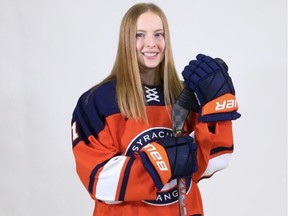 Sarah Thompson, criada en Ottawa, es una jugadora de hockey de la Universidad con una beca para la Universidad de Syracuse.