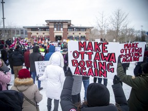 Einwohner der Region Ottawa, die gegen den LKW-Konvoi-Protest in der Innenstadt protestierten, versammelten sich am Samstag im Lansdowne Park.