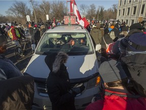 Einwohner von Ottawa, die gegen den „Freedom Convoy“ sind, stehen am Sonntag auf dem Riverside Drive in der Bank Street einem Pro-Konvoi-Truck gegenüber.
