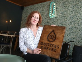 Kathleen Edwards vendió su café Quitters a Equator Coffee.