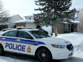 Ein Aktenfoto zeigt ein Fahrzeug des Ottawa Police Service, das vor dem Haus der Familie stationiert ist, wo Cody McNeil, damals ein Kleinkind, bei einem Brand am 8. Februar 2017 verletzt worden war.