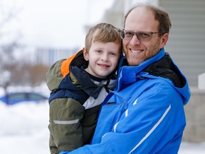 Gabe Rother mit seinem fünfjährigen Sohn David.  Rother ist Vorsitzender des Schulrats der Half Moon Bay Public School.