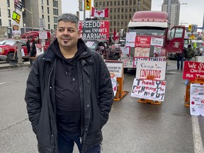 Joao Velloso ist Juraprofessor an der University of Ottawa und Forscher zur Anwendung von Gesetzen, Richtlinien usw. auf Proteste.  Velloso ist auf dem Höhepunkt des Protests in der Innenstadt abgebildet.