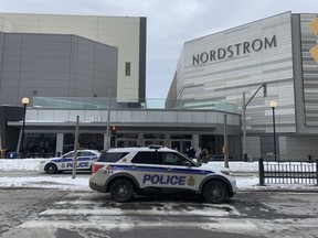 La scène à l'extérieur du Centre Rideau mardi.  Selon certaines informations, le centre commercial a été évacué.  La police dit aux Ottaviens d'éviter le secteur.