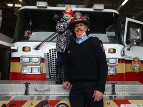 Cody McNeil posiert am Donnerstag auf der Station in Stittsville für ein Foto mit Kapitän Steve Styles von Ottawa Fire Services.